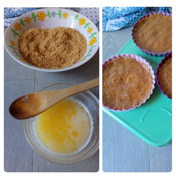 Mettiamo le <i><b>Mini cheesecake lamponi cioccolato senza il forno</b></i> dentro gli stampini furbi da crostatine, compattiamo bene con le mani e lasciamo riposare in frigorifero per 1 ora.