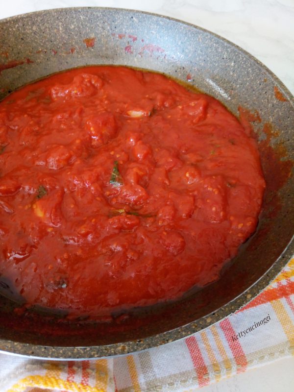 Togliere l' aglio e aggiungere la polpa di pomodoro  saliamo e lasciamo cuocere a fuoco medio fino a che il sugo non risulterà  piuttosto denso, aggiungiamo le foglie di basilico sminuzzate  e spegniamo il fuoco.