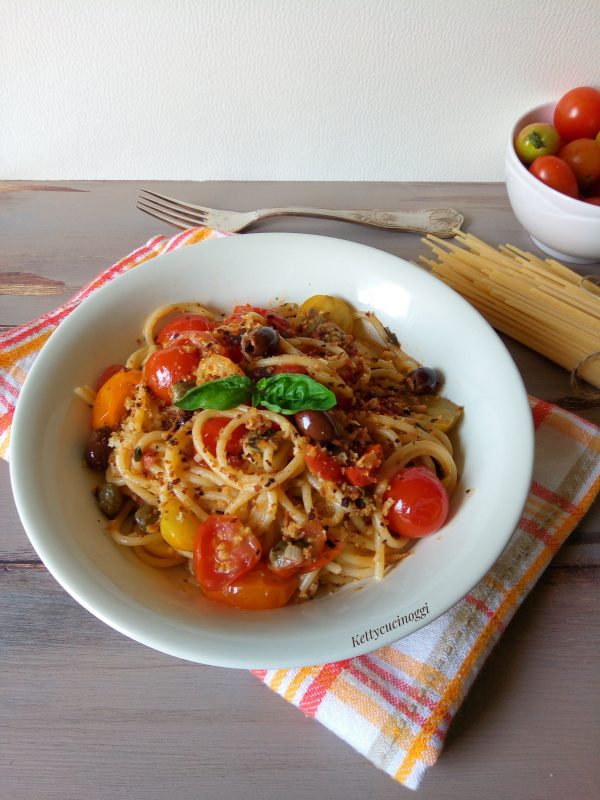 Prima di servire <i><b> spaghetti ammudicati ai quattro pomodorini </b></i>  in ogni piatto aggiungiamo il pangrattato tostato e serviamo a tavola ben caldi.