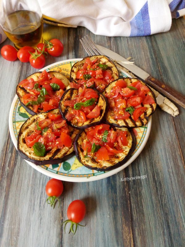 Ecco come saranno una volta pronte le nostre <i><b>Melanzane alla griglia con pomodorini e basilico</b></i>.