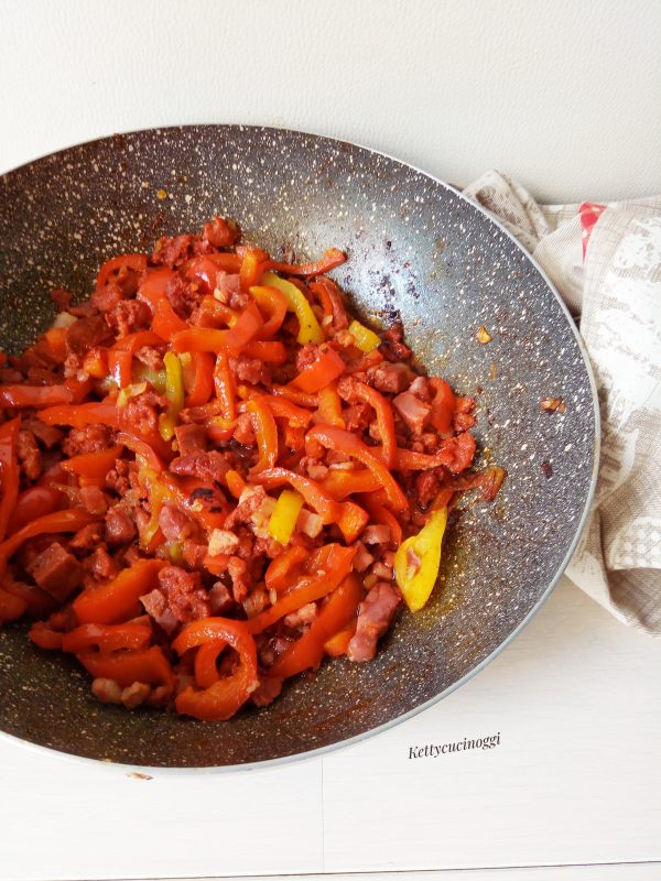 Aggiungiamo le spezie come la paprika, il cumino, e l' harissa,  mettiamo il <b>chorizo</b> tagliato a pezzetti e lasciamo insaporire bene il tutto.

