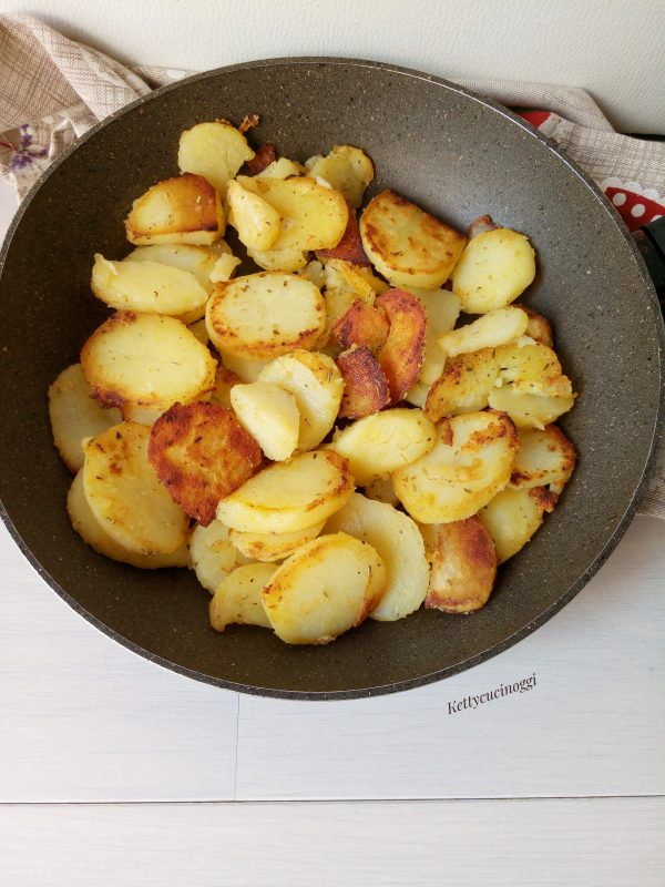 Tagliamo le <b>patate</b>  a rondelle e le mettiamo in padella con un po' di olio, saliamo leggermente, aggiungiamo le erbe di Provenza e le lasciamo cuocere sino a doratura.