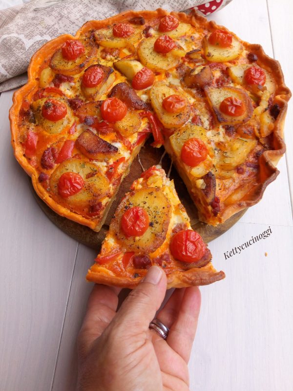 La nostra <i><b>Torta salata al chorizo con patate e peperoni</b></i>  è pronta per essere gustata sia come antipasto, oppure come un secondo piatto.
 Lasciamo raffreddare qualche minuto prima di tagliare.