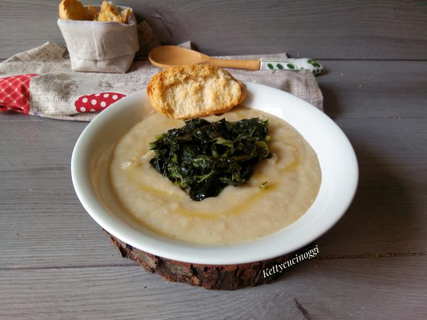 Ecco qui il nostro <i><b>Macco di fave secche con cavolo nero</b></i> pronto, lo serviamo ben caldo nei piatti, mettiamo la verdura sopra e aggiungiamo un filo di olio a crudo, potete accompagnarlo con dei crostini di pane.