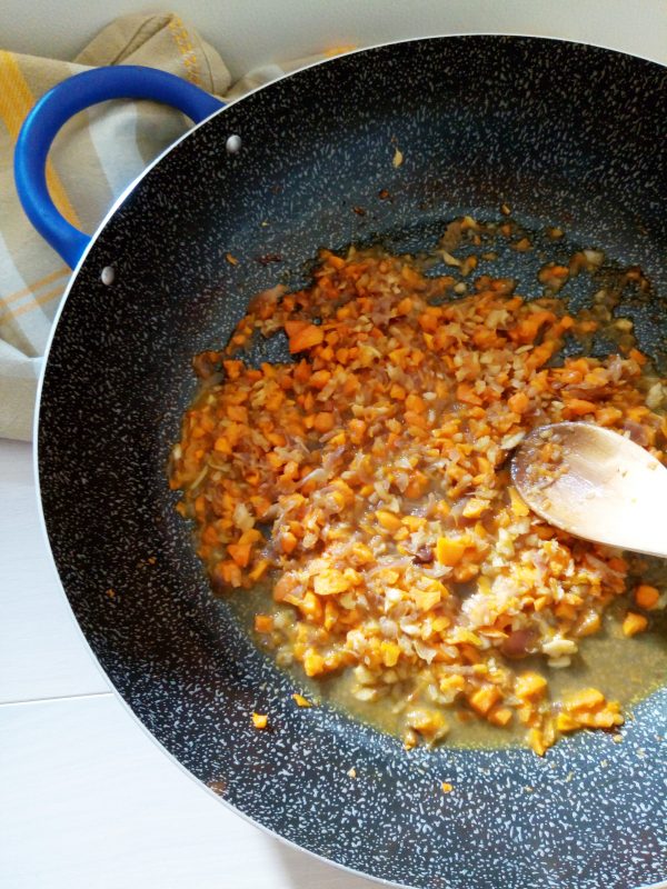 Tagliamo a pezzetti la carota il sedano e la cipolla e l’aglio e il rosmarino, se volete potete anche tritare le <b>verdurine</b> e le facciamo rosolare nell’olio.