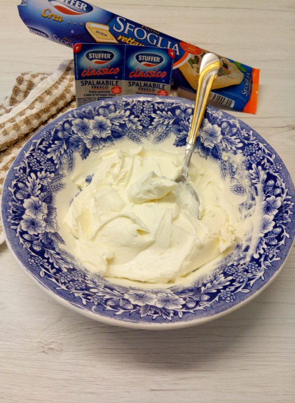 Prepariamo la crema , quindi mescoliamo il formaggio spalmabile con lo zucchero a velo, il succo di mandarino e infine l'estratto di vaniglia.