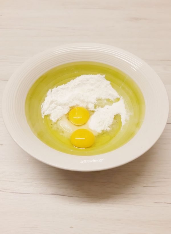 Per preparare la <i><b>pasta frolla all’olio senza riposo in frigo</b></i>, dobbiamo in una ciotola lavorare le uova con lo zucchero.