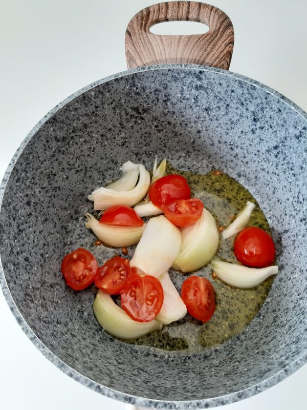 In un pentolino mettiamo l’olio , la  cipolla e i pomodorini tagliati a metà.