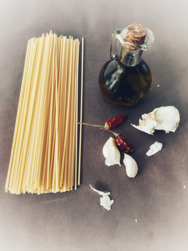 SPAGHETTI AGLIO OLIO PEPERONCINO AMMOLLICATI: LA RICETTA