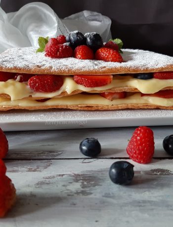 MILLEFOGLIE CON CREMA E FRUTTI ROSSI