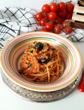 SPAGHETTI AL SUGO TONNO CAPPERI E OLIVE