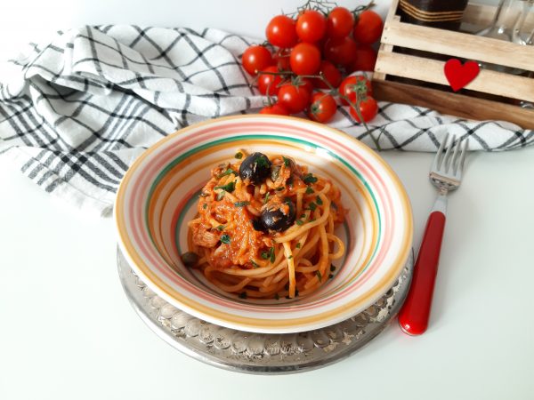 SPAGHETTI AL SUGO TONNO CAPPERI E OLIVE: LA RICETTA