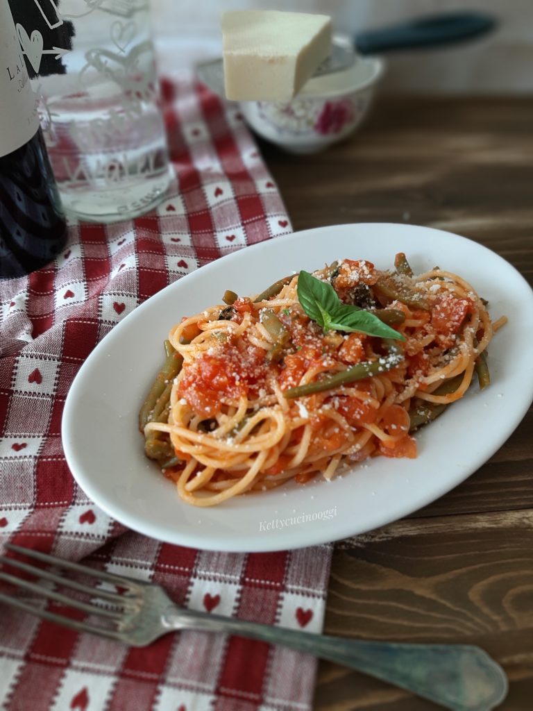 SPAGHETTI CON FAGIOLINI E POMODORI