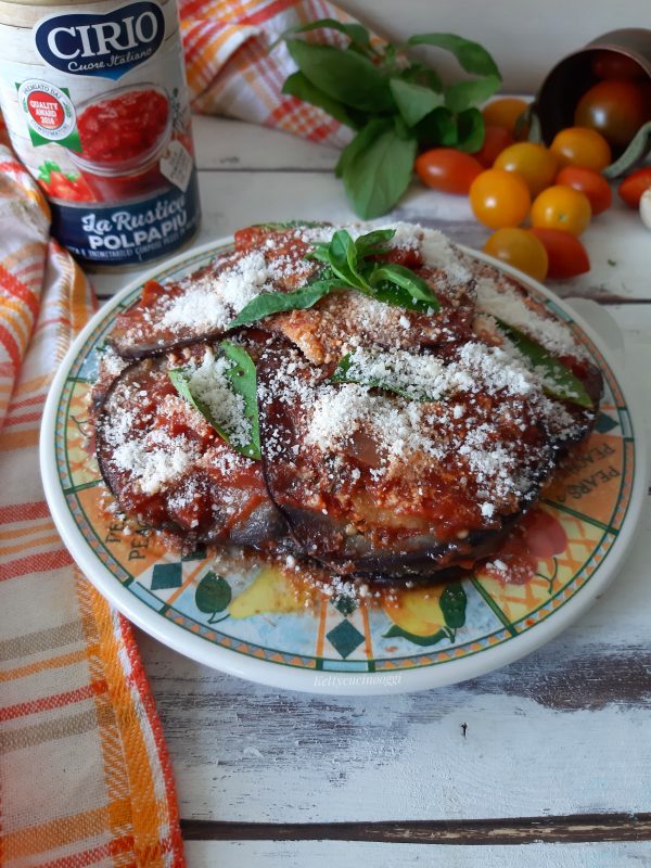 Servire la <i><b>parmigiana fredda di melanzane </b></i>dopo un’ ora che è stata preparata. 
