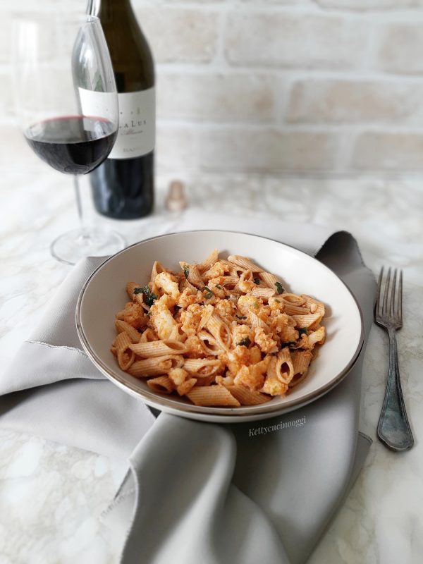 Portare a tavola ben caldi con una spolverata di ricotta salata, accompagnata con un buon vino rosso amabile.