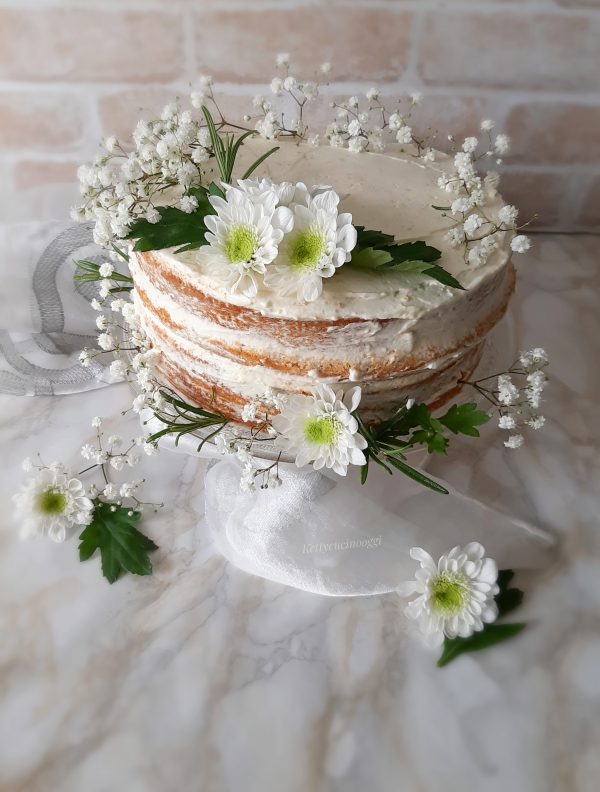 Una volta pronta la nostra torta decoriamo con fiori freschi e mettiamo in frigorifero almeno due ore prima di fare il taglio.