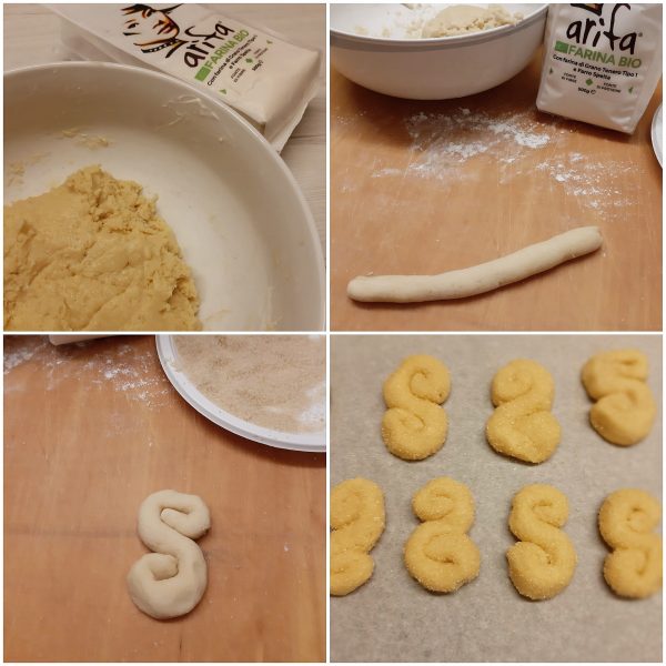 Passiamo i <b>biscotti</b> nello zucchero di canna e li posizioniamo su una placca rivestita con carta a forno.