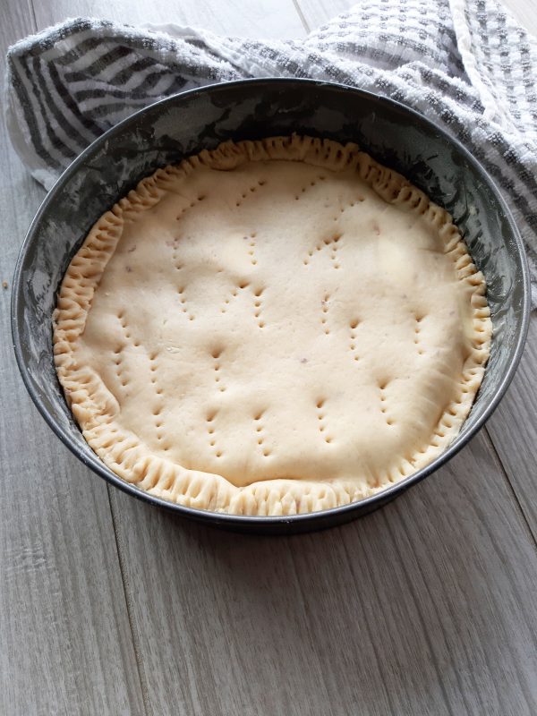 Sigilliamo bene i bordi, aiutandoci con i rebbi di una forchetta, alla fine punzecchiamo la superfice.