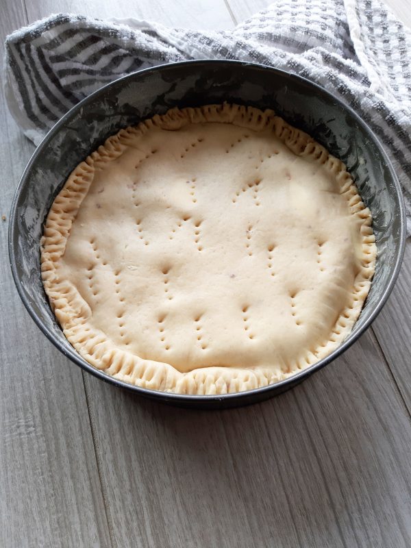 Sigilliamo bene i bordi, aiutandoci con i rebbi di una forchetta, alla fine punzecchiamo la superfice.