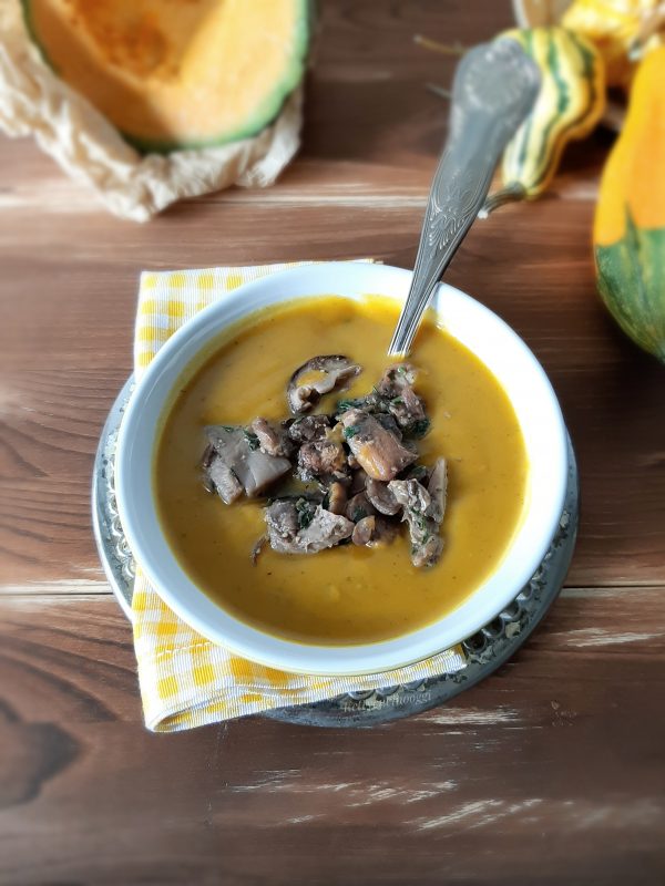 Una volta pronta serviamo a tavola la nostra <i><b>vellutata cremosa zucca e funghi</b></i>, completiamo con un filo di olio crudo  e accompagniamo con dei crostini.