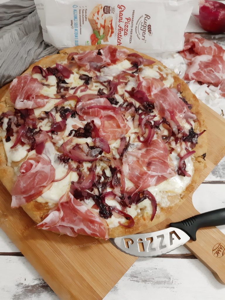 PIZZA GOURMET TREVISANA E CIPOLLA CARAMELLATA 