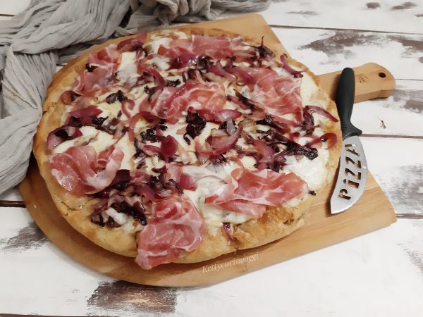 PIZZA GOURMET TREVISANA E  CIPOLLA CARAMELLATA : LA RICETTA