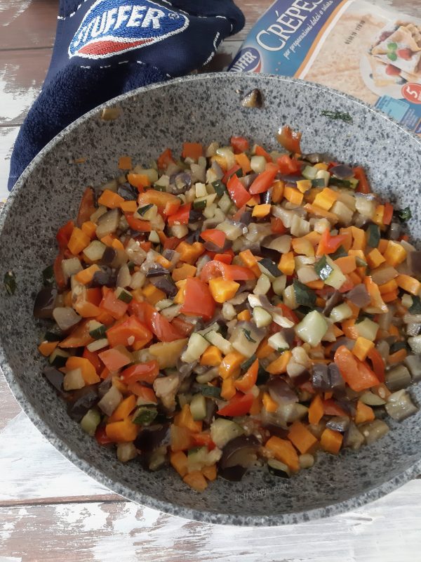 Far cuocere per almeno 15 minuti, dovranno restare croccanti, salare pepare e aggiungere qualche foglia di basilico per ultimo togliere l'aglio.