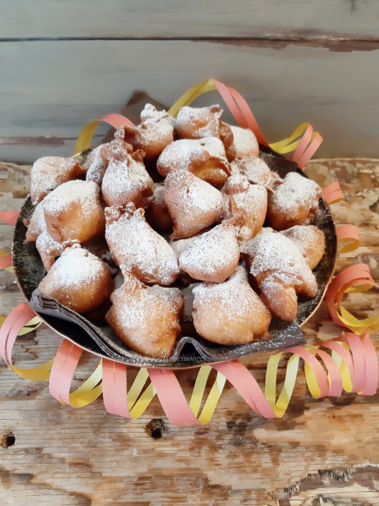 FRITTELLE MELE E UVETTA BIANCA FRITTELLE MELE E UVETTA BIANCA 