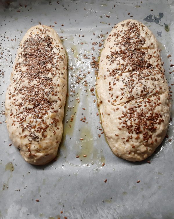 Una volta raddoppiato mettiamo i semi di lino e di chia, facciamo dei piccoli tagli e inforniamo a 220 gradi forno caldo, con un pentolino d'acqua fredda sul fondo.