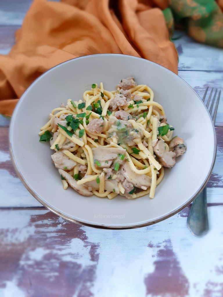 SPATZLE CON SALSICCIA E PORCINI