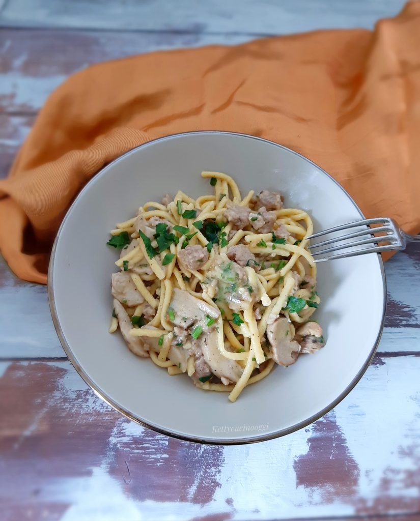 SPATZLE CON SALSICCIA E PORCINI