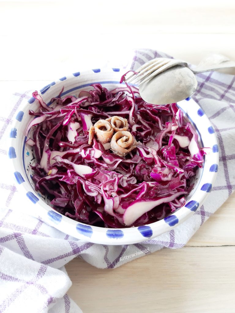 INSALATA DI CAVOLO VIOLA CON ACCIUGHE