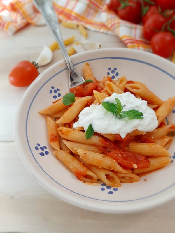 Completare il primo con cucchiai di stracciatella su ogni piatto singolo, mettere qualche foglia di origano fresco e servire a tavola ben caldi.