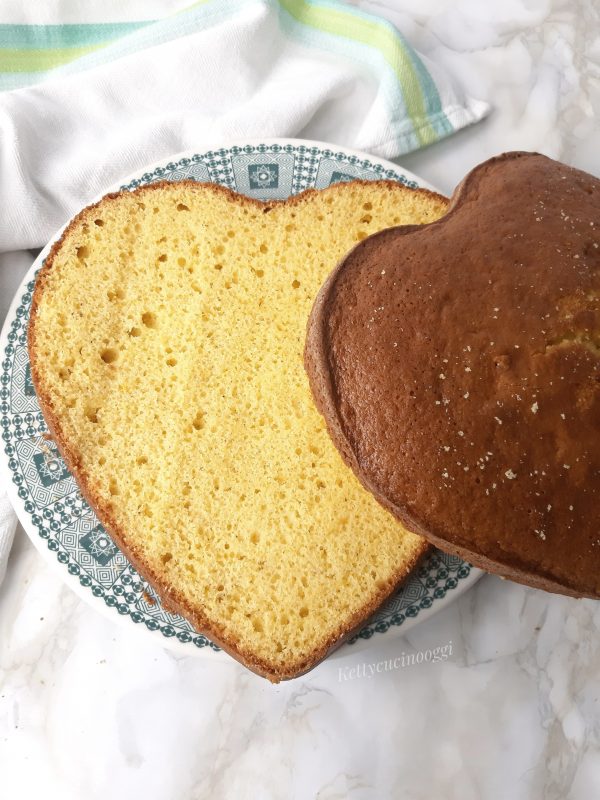 Tagliamo la torta  orizzontalmente.