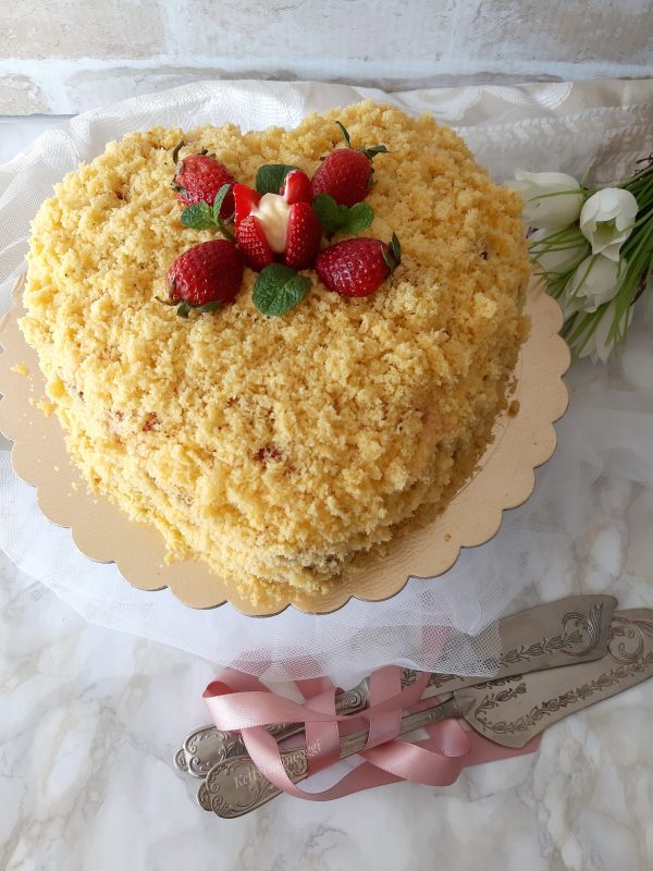 Mettere la torta in frigorifero per almeno un ora prima di servirla.