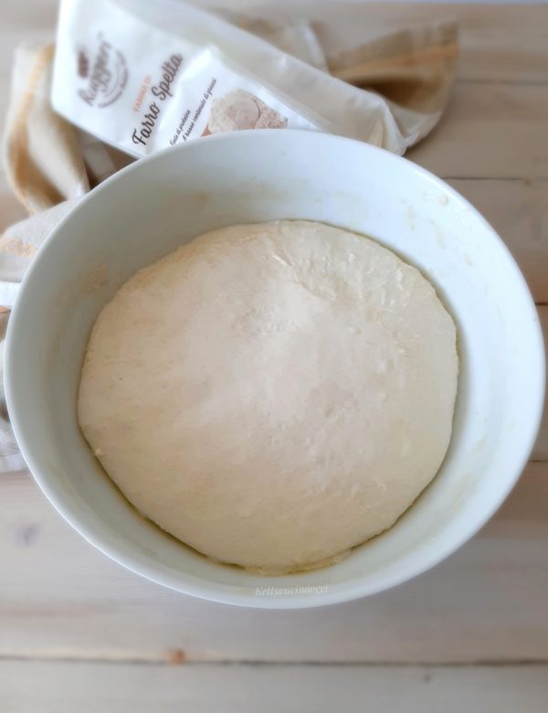 L'impasto diventerà sempre più liscio ed elastico, inizierà ad opporre un po' di resistenza e avrà assorbito buona parte dell'olio che avevamo messo all'inizio.