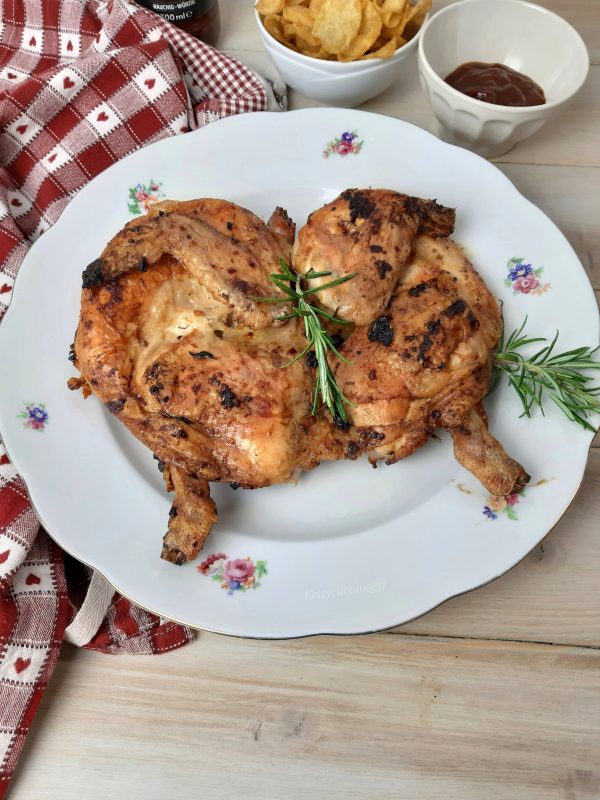 Una volta pronto, possiamo accompagnarlo con patate al forno o fritte e obbligo mangiarlo con le mani.