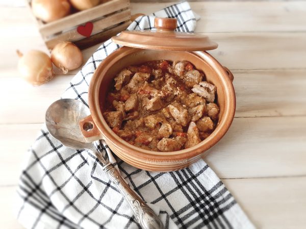 BOCCONCINI DI VITELLO CON CIPOLLE: LA RICETTA