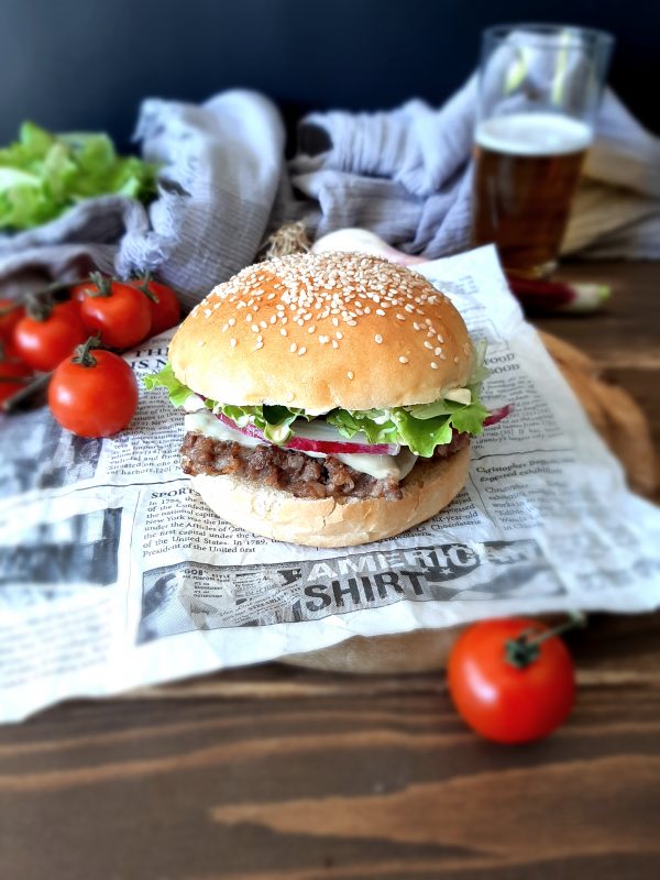 Il mio burger buns è pronto per essere gustato bevendo una fresca birra.