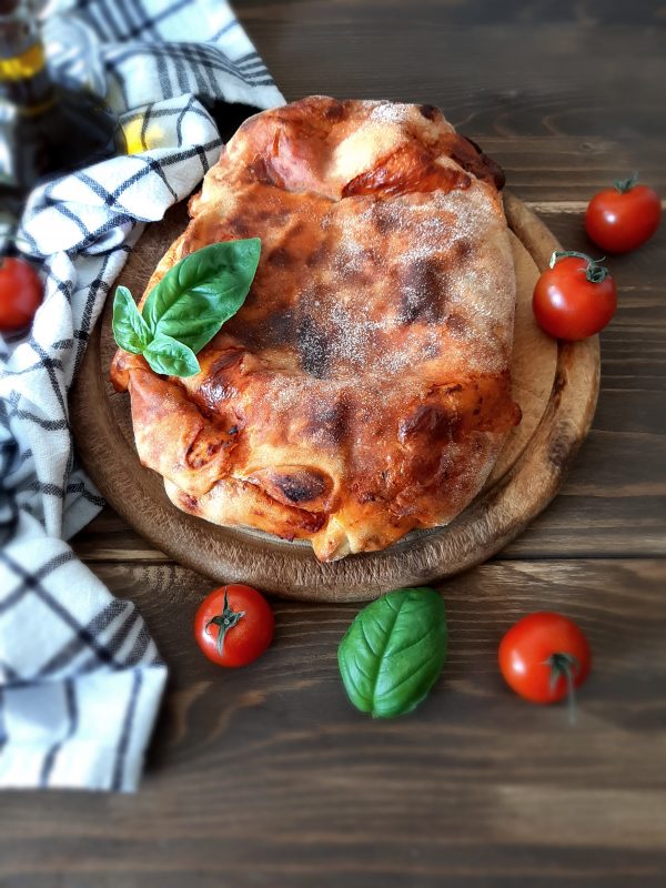 Lasciamo intiepidire tagliamo e serviamo a tavola con un buon bicchiere di birra.