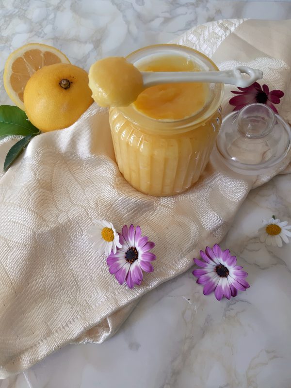 La nostra lemon curd è pronta, lasciamo raffreddare in frigorifero almeno 1 ora prima di usarla.