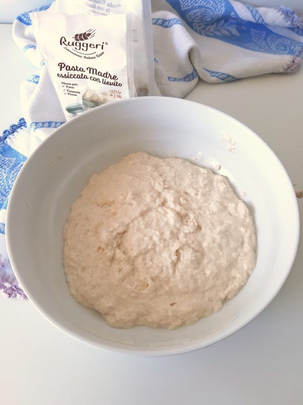 L' impasto sarà molto grezzo e appiccicoso, non  preoccupatevi  perché dovrà essere così. 