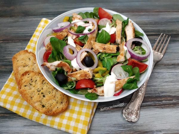 PETTO DI POLLO IN INSALATA ESTIVA: LA RICETTA