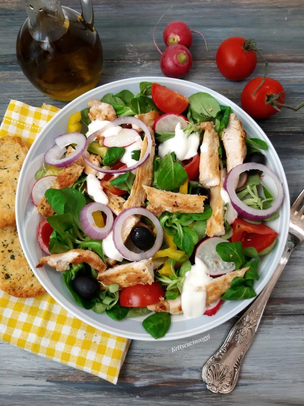 Una volta assemblata possiamo portare a tavola la nostra fresca insalata, accompagnata da qualche crostino di pane.