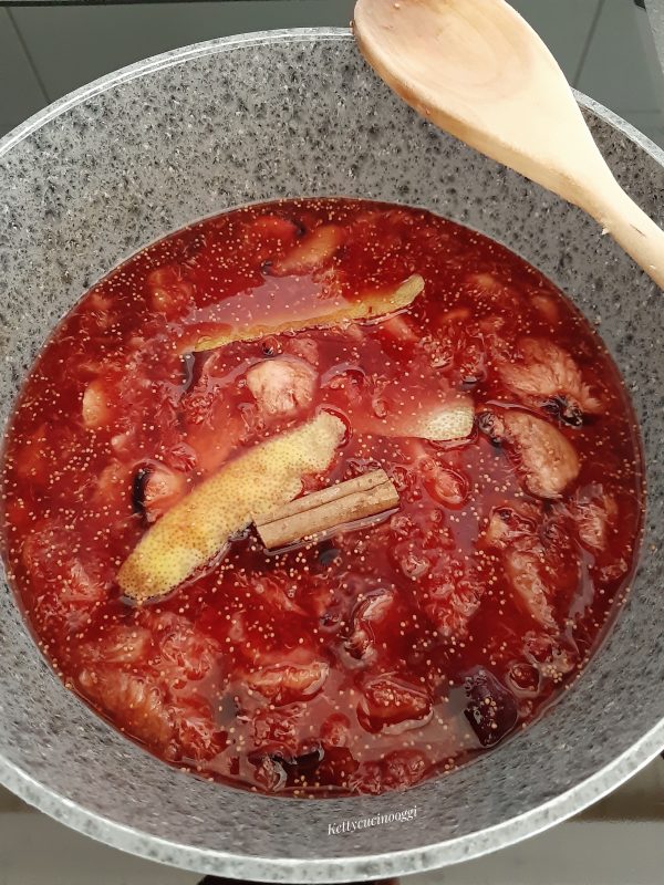 Mettiamo tutto dentro una pentola con la buccia del limone e la stecca di cannella.