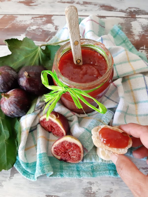 Ed ecco qui la nostra marmellata di fichi e cannella, io un vasetto l'ho tenuto aperto per poterlo subito assaggiare.