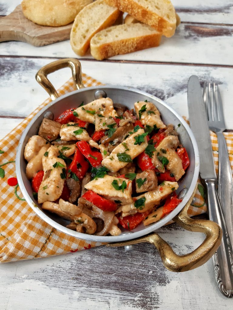 STRACCETTI DI POLLO PEPERONI E FUNGHI