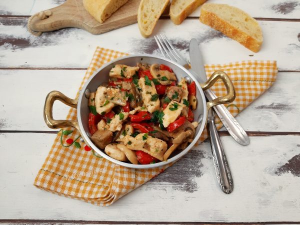 STRACCETTI DI POLLO PEPERONI E FUNGHI: LA RICETTA