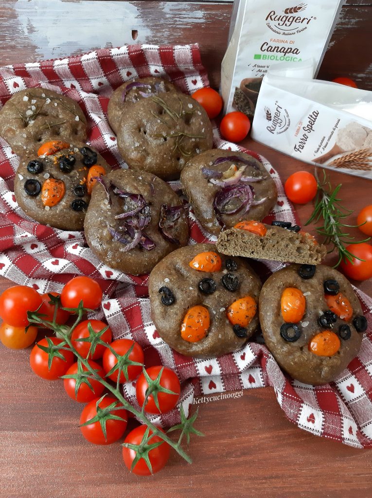 FOCACCINE RUSTICHE ALLA CANAPA