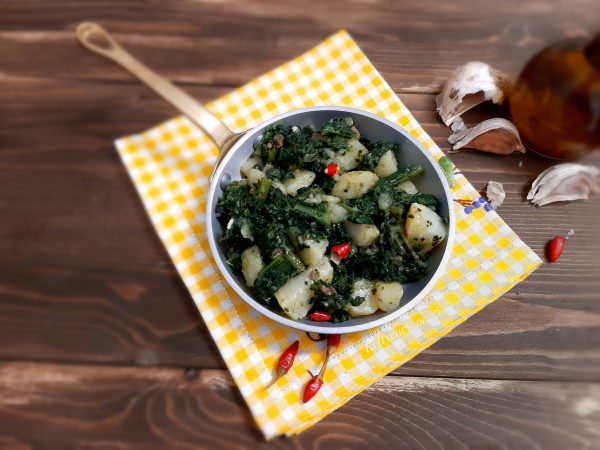 CAVOLO NERO CON PATATE E ACCIUGHE: LA RICETTA